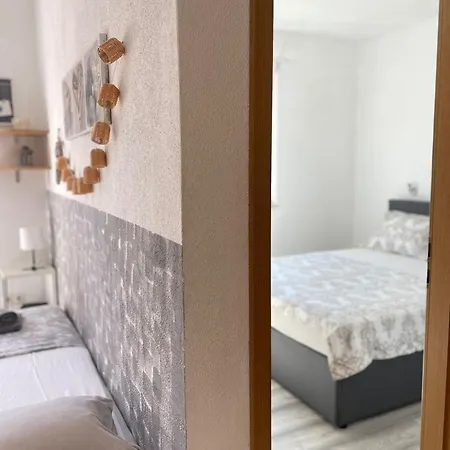 Jure Apartment *